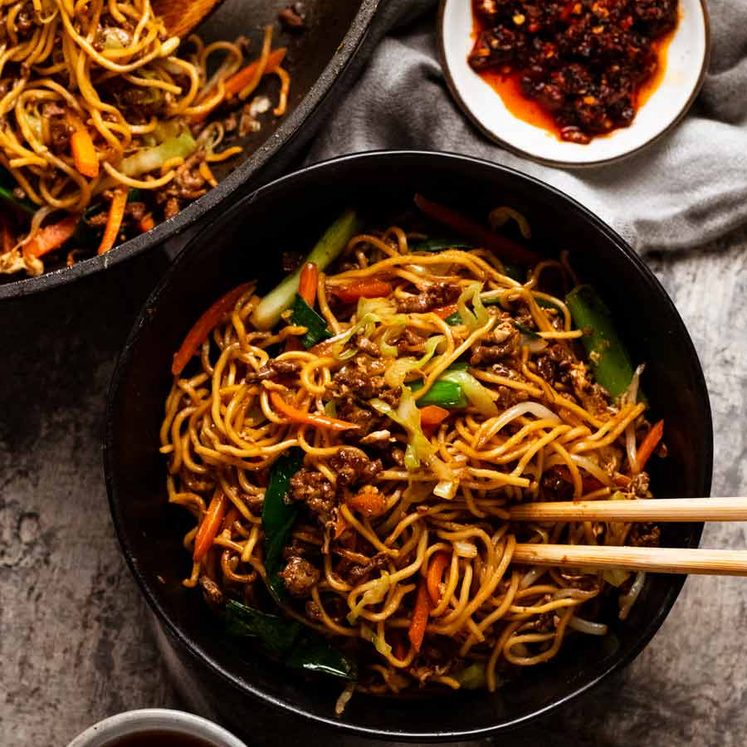 Bowl of Beef chow mein ready to be eaten